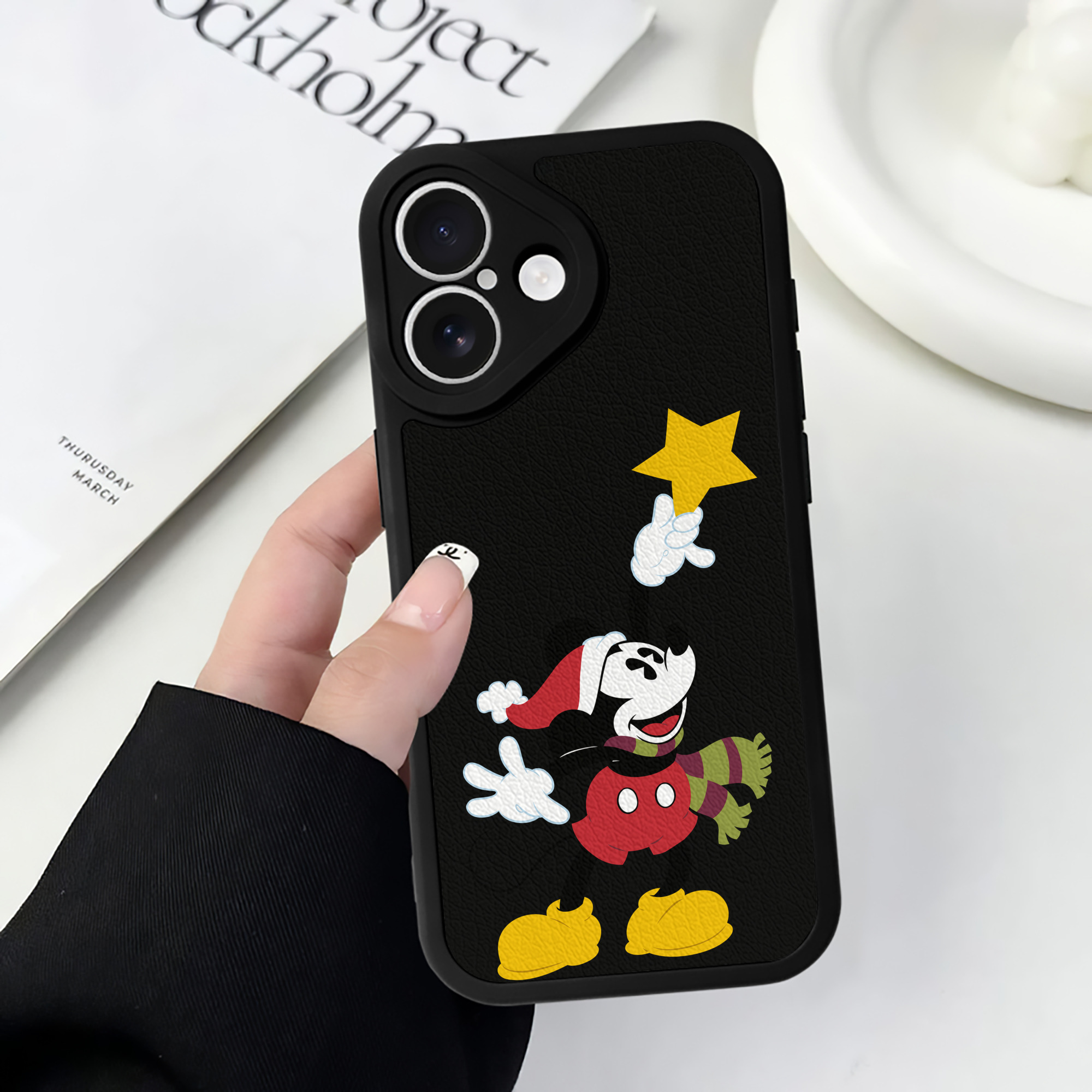 （画像用） ミッキーマウス Mickey Mouse 【iPhone 16シリーズ対応】シリコンスマホケース（レザー調） 材質：シリコン